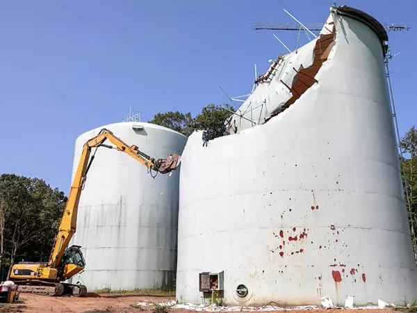 DEMOLIÇÃO DE CAIXA DÁGUA DEMOLIÇÃO DE CAIXA DÁGUA
