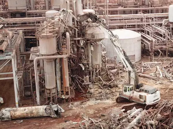 Equipe especializada da J.E.S Demolidora realizando demolição de caldeira industrial com equipamentos de precisão e segurança