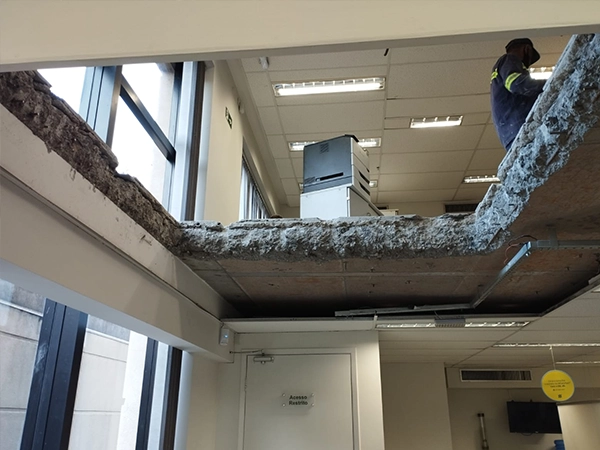 Equipe especializada da J.E.S Demolidora realizando demolição retrofit com preservação de fachada
