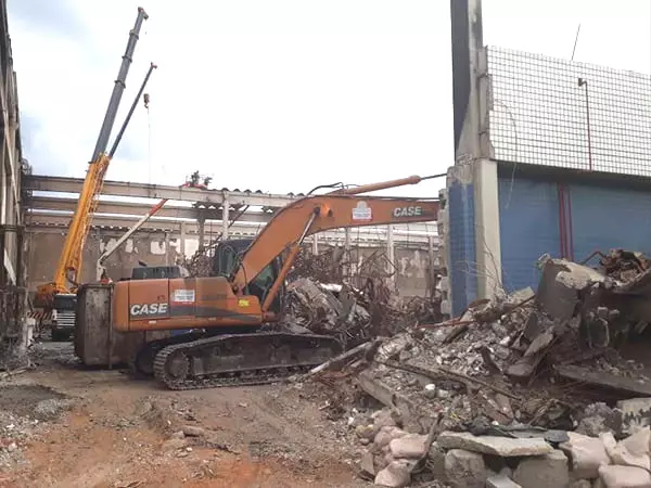 Demolidora de fábricas desativadas - J.E.S Demolidora realizando desmonte de planta industrial
